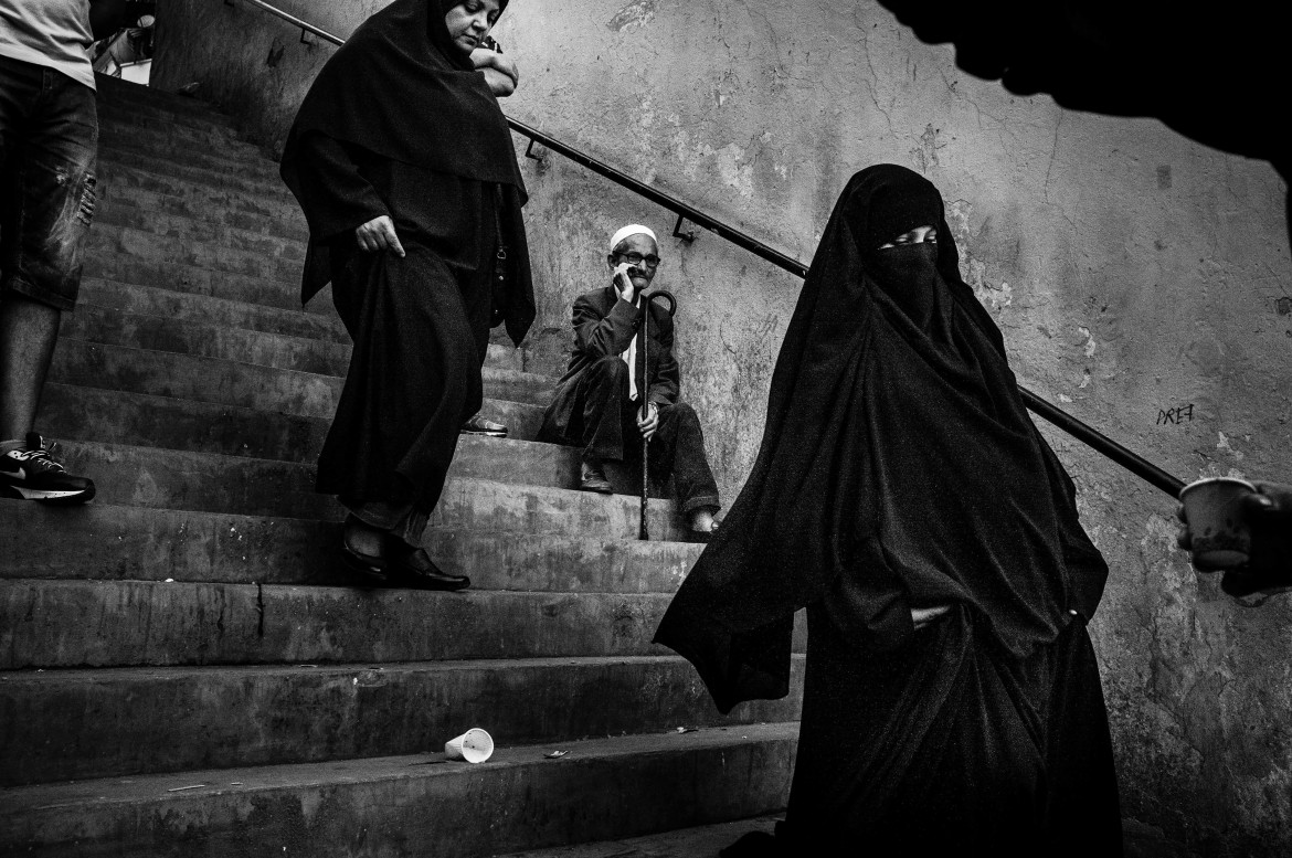 fot. Romain Laurendeau, z projektu "Kho, the Genesis of a Revolt"<br></br><br></br>Według raportu UNESCO 72% Algierczyków poniżej 30. roku życia jest bezrobotnych. Wydarzenia „Czarnego października” z 1988 r., pozostały w pamięci Algierczyków i nadal wzbudzają gniew. Brutalnie reakcja władzy i żniwo ponad 500-set zabitych w ciągu pięciu dni - zapoczątkowały okres zwany „czarną dekadą” przemocy i niepokojów. Po trzydziestu latach skutki tych wydarzeń są nadal obecne. Wysokie bezrobocie prowadzi do frustracji w codziennym życiu, a wielu młodych ludzi czuje się odłączonych od państwa i jego instytucji. W biednych dzielnicach klasy robotniczej, takich jak Bab el-Oued w Algierze, młodzi ludzie szukają schronienia w diki (prywatnych miejscach), które są dla nich „bańkami wolności”, z dala od spojrzenia społeczeństwa i konserwatywnych wartości społecznych. Jednak to kruche poczucie wspólnoty i solidarności często nie wystarcza, aby złych warunkach życia. W lutym 2019 r. tysiące młodych ludzi z dzielnic robotniczych ponownie wyszło na ulice, co stało się ogólnokrajowym wyzwaniem pod rządami długoletniego prezydenta Abdelaziza Boutefliki.
Kho w potocznym języku Afryki oznacza „brat”. Opowiada o genezie buntu. Jest to historia głębokiego niepokoju młodych, którzy znajdują odwagę by rzucić wyzwanie dotychczasowym autorytetom i stają się inspiracją dla reszty populacji. Daje to początek największemu ruchowi protestacyjnemu w Algierii od dziesięcioleci.