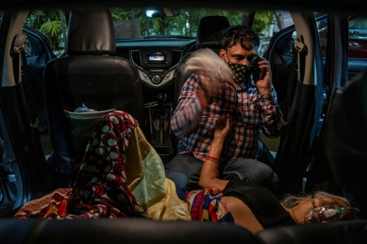 Manoj Kumar macha chusteczką w stronę swojej matki która otrzymuje tlen na parkingu Gurudwary (świątyni Sikhów), 24 kwietnia 2021 r. fot. Danish Siddiqui, Reuters / The Pulitzer Prize 2021 for Feature Photography