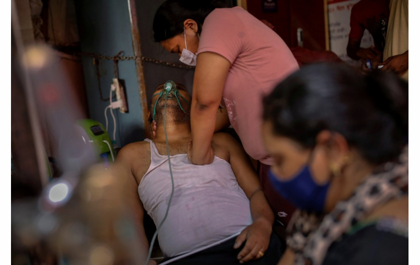 Manisha Bashu naciska na klatkę piersiową ojca, który miał trudności z oddychaniem, po tym, jak stracił przytomność będąc pod tlenem, 30 kwietnia 2021 r. fot. Adnan Abidi, Reuters / The Pulitzer Prize 2021 for Feature Photography