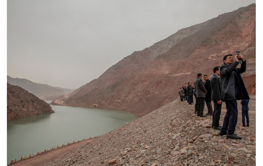 fot. Anush Babahanyan VII, National Geographic, nominacja z regionu Azji / World Press Photo 2023Cztery pozbawione dostępu do morza kraje Azji Środkowej zmagają się z kryzysem klimatycznym i brakiem koordynacji w zakresie wspólnych dostaw wody. Tadżykistan i Kirgistan, w górę rzeki Syr Darya i Amu Darya, potrzebują dodatkowej energii w zimie. W dole rzeki, Uzbekistan i Kazachstan potrzebują wody latem dla rolnictwa. Historycznie, kraje te sezonowo wymieniały energię z paliw kopalnych na wodę uwalnianą z zapór w górnym biegu rzeki, ale od czasu upadku ZSRR i powstania sprywatyzowanego przemysłu, system ten stał się niezrównoważony. Nieodpowiednie wykorzystanie wody i ostatnie intensywne susze potęgują wyzwania.