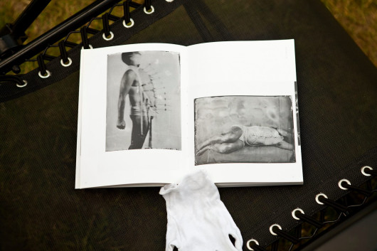 Publikacja będąca efektem projektu DEBUTS 2016. Wśród przedstawianych fotografów znaleźli się: Basia Abramowicz, Joanna Bałaś, Adam Biernat, Katarzyna Bojko-Szymczewska, Alicja Brodowicz, Patryk Bułhak, Katarzyna Czerniak, Natalia Dołgowska, Kamil Domański, Tytus Grodzicki, Małgorzata Gwiazdonik, Edyta Jabłońska, Marta Kaczmarek, Julia Kaczorowska, Marta Kiela-Czarnik, Barbara Kosakowska, Katarzyna Kubiak, Magdalena Kuca, Artur Kucharczak, Dominika Kucner, Jacek Laube, Anna Lemke, Paweł Malinowski, Michał Matejko, Jakub Michalec, Maciej Narożny, Ola Nguyen Van, Laura Ociepa, Michał Orliński, Arkadiusz Pisarek, Arek Rataj, Sandra Recka, Marta Rybicka, Wojciech Ryziński, Małgorzata Skrzypczyk, Kamil Śleszyński, Weronika Twardowska, Dominik Witaszczyk, Weronika Woźniak and Aleksandra Zinkiewicz