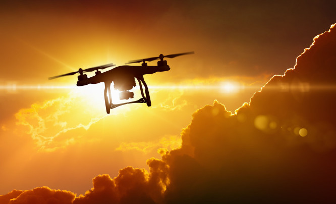 O włos od tragedii. Cywilny dron uderzył w samolot gaszący pożary w Kalifornii