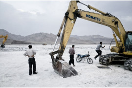 fot. Tomasz Padło

1. miejsce w kategorii Natura (cykle). Jezioro Urmia było do niedawna jednym z największych jezior na świecie. Na skutek ocieplenia klimatu i związanym z nim zwiększonym parowaniem oraz nadmiernym wykorzystaniem wód z dopływających do niego jezior, jego powierzchnia dramatycznie się zmniejszyła. Obecnie jego wykorzystanie gospodarcze ogranicza się do wydobycia minerałów z odsłoniętego dna, jak również ekstensywnej funkcji rekreacyjnej. Pomysły uzupełnienia braków wody poprzez przekopanie kanałów z innych dorzeczy zwiastują kolejną katastrofę ekologiczną. Jezioro Urmia (Iran), sierpień 2016 r.