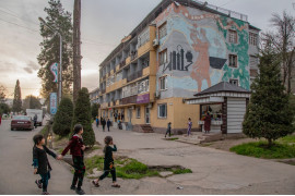 fot. Anush Babahanyan VII, National Geographic, nominacja z regionu Azji / World Press Photo 2023<br></br><br></br>Cztery pozbawione dostępu do morza kraje Azji Środkowej zmagają się z kryzysem klimatycznym i brakiem koordynacji w zakresie wspólnych dostaw wody. Tadżykistan i Kirgistan, w górę rzeki Syr Darya i Amu Darya, potrzebują dodatkowej energii w zimie. W dole rzeki, Uzbekistan i Kazachstan potrzebują wody latem dla rolnictwa. Historycznie, kraje te sezonowo wymieniały energię z paliw kopalnych na wodę uwalnianą z zapór w górnym biegu rzeki, ale od czasu upadku ZSRR i powstania sprywatyzowanego przemysłu, system ten stał się niezrównoważony. Nieodpowiednie wykorzystanie wody i ostatnie intensywne susze potęgują wyzwania.