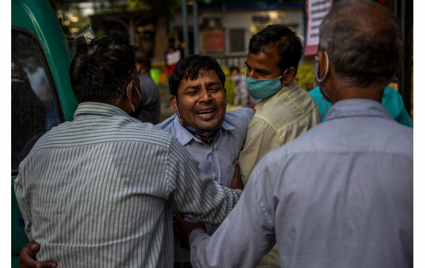Mężczyzna rozpacza, po tym jak członek jego rodziny zostaje uznany za zmarłego przed oddziałem ratunkowym w szpitalu Guru Teg Bahadur w New Delhi, 23 kwietnia 2021 r. Fot. Danish Siddiqui, Reuters / The Pulitzer Prize 2021 for Feature Photography