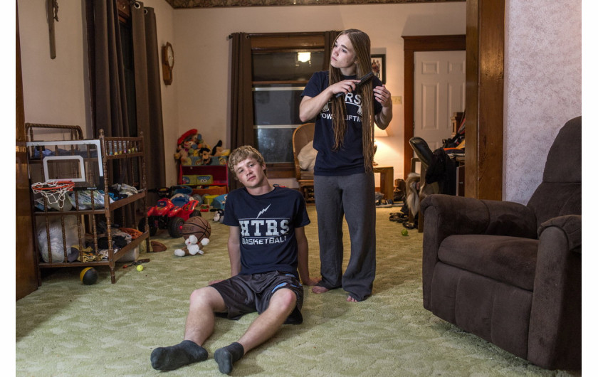 fot. Markus Jokela, Table Rock Nebraska, 3. miejsce w kategorii Long-Term Project.

Większość ludzi mieszkających w Table Rock nigdy nie wyjeżdża poza swoje miejsce zamieszkania. Niektórzy próbują wielkomiejskiego  życia, lecz często powracają, by wychować dzieci w rodzinnym mieście, gdzie czują się bezpiecznie. Dokument był tworzony na przestrzeni lat 1992-2016. Przez lata niewiele się zmieniło. To miejsce, w którym nie dzieje się zupełnie nic - śmieje się autor.