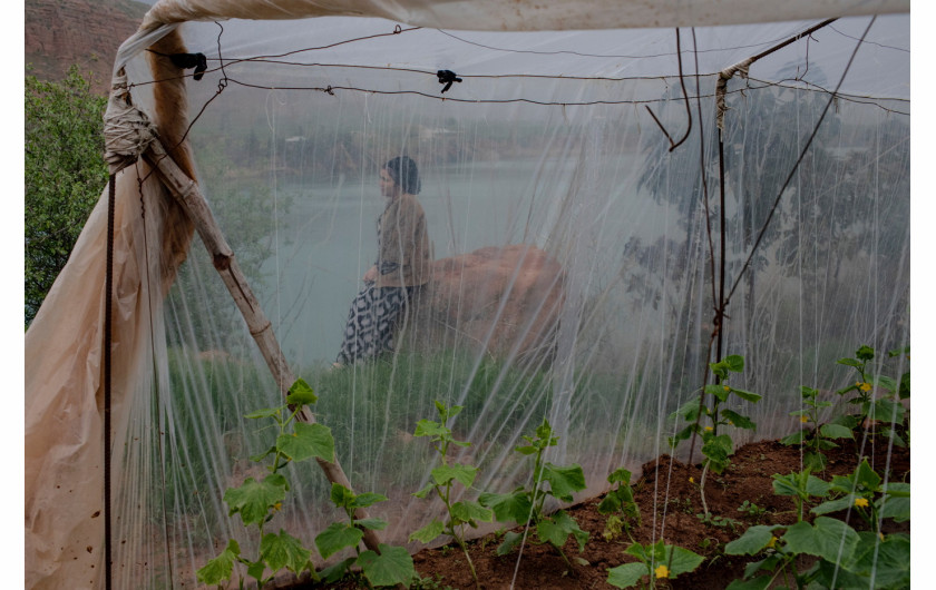 fot. Anush Babahanyan VII, National Geographic, nominacja z regionu Azji / World Press Photo 2023Cztery pozbawione dostępu do morza kraje Azji Środkowej zmagają się z kryzysem klimatycznym i brakiem koordynacji w zakresie wspólnych dostaw wody. Tadżykistan i Kirgistan, w górę rzeki Syr Darya i Amu Darya, potrzebują dodatkowej energii w zimie. W dole rzeki, Uzbekistan i Kazachstan potrzebują wody latem dla rolnictwa. Historycznie, kraje te sezonowo wymieniały energię z paliw kopalnych na wodę uwalnianą z zapór w górnym biegu rzeki, ale od czasu upadku ZSRR i powstania sprywatyzowanego przemysłu, system ten stał się niezrównoważony. Nieodpowiednie wykorzystanie wody i ostatnie intensywne susze potęgują wyzwania.