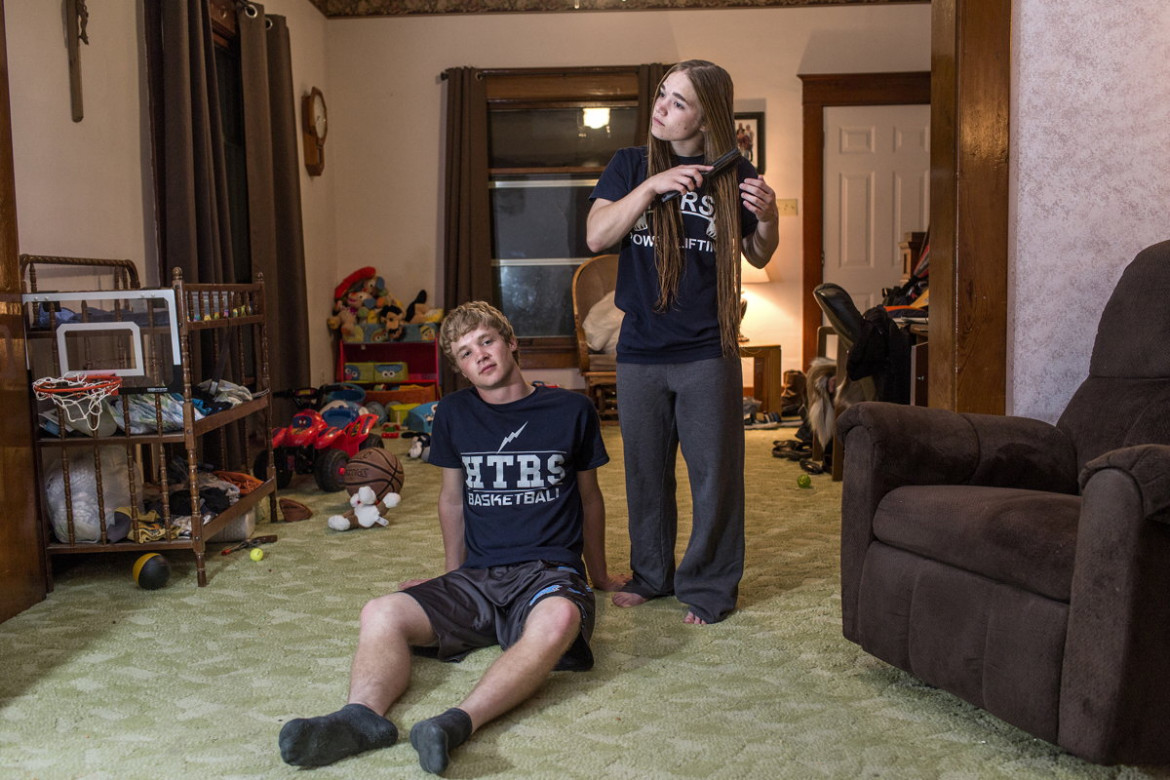 fot. Markus Jokela, "Table Rock Nebraska", 3. miejsce w kategorii Long-Term Project.

Większość ludzi mieszkających w Table Rock nigdy nie wyjeżdża poza swoje miejsce zamieszkania. Niektórzy próbują wielkomiejskiego  życia, lecz często powracają, by wychować dzieci w rodzinnym mieście, gdzie czują się bezpiecznie. Dokument był tworzony na przestrzeni lat 1992-2016. Przez lata niewiele się zmieniło. To miejsce, w którym nie dzieje się zupełnie nic - śmieje się autor.