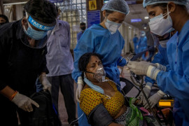 Personel na oddziale ratunkowym szpitala Świętej Rodziny opierkuje się pancjentką chorą na koronawirusa, New Delhi w Indiach, 29 kwietnia 2021 r. fot. Danish Siddiqui, Reuters / The Pulitzer Prize 2021 for Feature Photography 