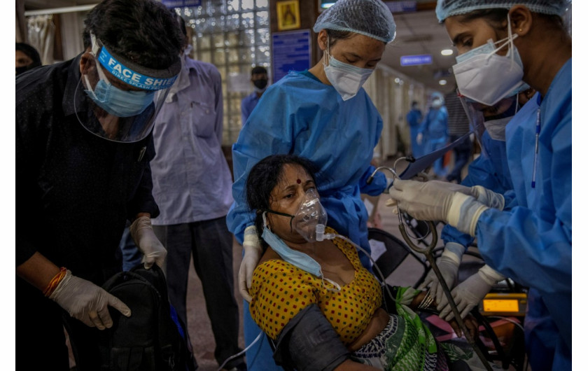 Personel na oddziale ratunkowym szpitala Świętej Rodziny opierkuje się pancjentką chorą na koronawirusa, New Delhi w Indiach, 29 kwietnia 2021 r. fot. Danish Siddiqui, Reuters / The Pulitzer Prize 2021 for Feature Photography 
