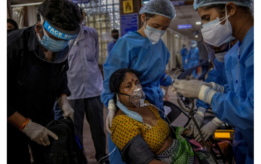 Personel na oddziale ratunkowym szpitala Świętej Rodziny opierkuje się pancjentką chorą na koronawirusa, New Delhi w Indiach, 29 kwietnia 2021 r. fot. Danish Siddiqui, Reuters / The Pulitzer Prize 2021 for Feature Photography 