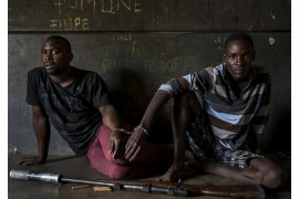 fot. Brent Stirton, "Rhino Wars", 1. miejsce w kategorii Nature / Stories.

W Kruger National Park na granicy Mozambiku i RPA, największym na świecie rezerwacie nosorożców, trwa wojna pomiędzy kłusownikami a działaczami NGO. Szacuje się, że po przekroczeniu granicy z Mozambikiem nosorożce przeżywają około 24 godzin. Za sytuację tę odpowiada medycyna azjatycka, w której róg nosorożca uchodzi za cudowny lek na wszystko i jest warty więcej niż złoto. Rogi nosorożców są proszkowane, a następnie wdychane w celach leczniczych przez zamożnych Chińczyków i Wietnamczyków. Według zachodniej nauki, medykamenty z rogu nosorożca nie mają działania lepszego od placebo. Ochrona rancz, taki jak to należące do milionera Johna Hume'a, skupiające 1500 nosorożców, których rogi na czarnym rynku warte są ponad 50 milionów dolarów, stała się coraz bardziej niebezpiecznym i nacechowanym politycznie zadaniem. Kłusownicy porównują bowiem walkę z nimi do działań Apartheidu.