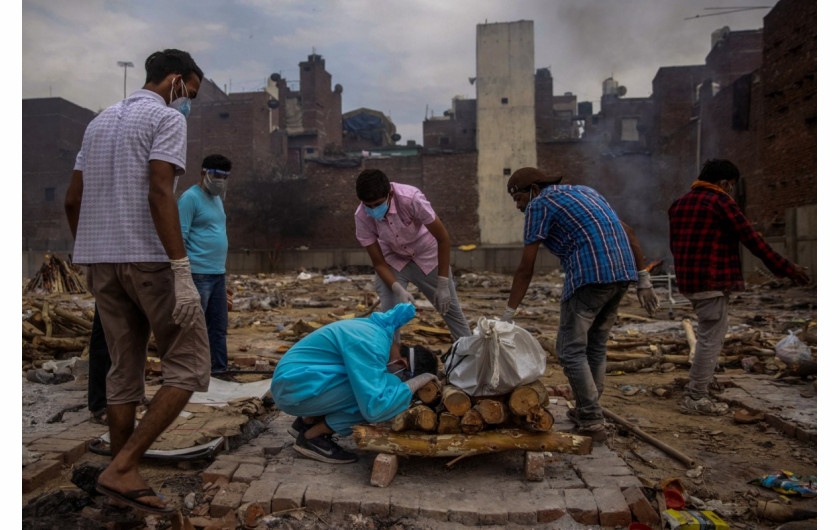 Pranav Mishra (19 lat) klęka przy ciele swojej 45-letniej matki zmarłej na Covid-19, New Delhi w Indiach, 4 maja 2021 r. fot. Danish Siddiqui, Reuters / The Pulitzer Prize 2021 for Feature Photography