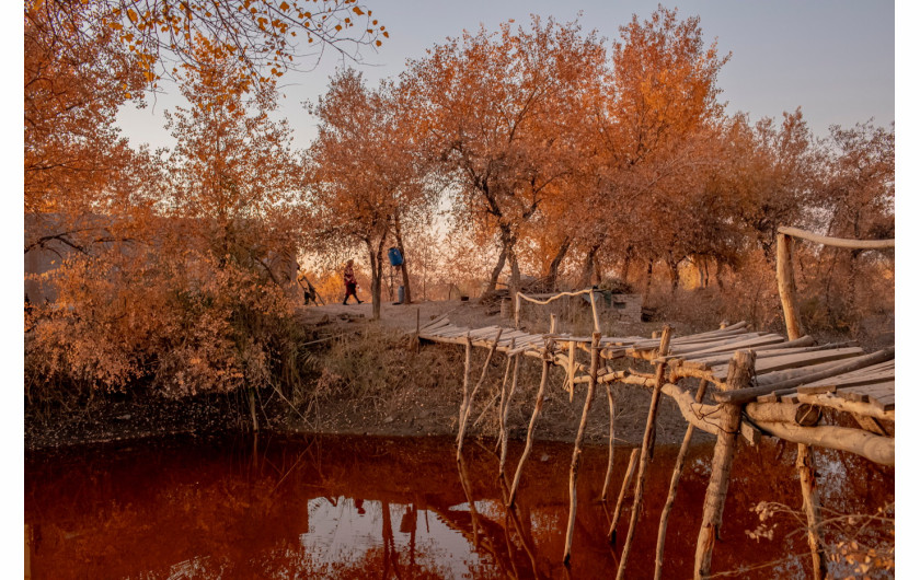 fot. Anush Babahanyan VII, National Geographic, nominacja z regionu Azji / World Press Photo 2023Cztery pozbawione dostępu do morza kraje Azji Środkowej zmagają się z kryzysem klimatycznym i brakiem koordynacji w zakresie wspólnych dostaw wody. Tadżykistan i Kirgistan, w górę rzeki Syr Darya i Amu Darya, potrzebują dodatkowej energii w zimie. W dole rzeki, Uzbekistan i Kazachstan potrzebują wody latem dla rolnictwa. Historycznie, kraje te sezonowo wymieniały energię z paliw kopalnych na wodę uwalnianą z zapór w górnym biegu rzeki, ale od czasu upadku ZSRR i powstania sprywatyzowanego przemysłu, system ten stał się niezrównoważony. Nieodpowiednie wykorzystanie wody i ostatnie intensywne susze potęgują wyzwania.