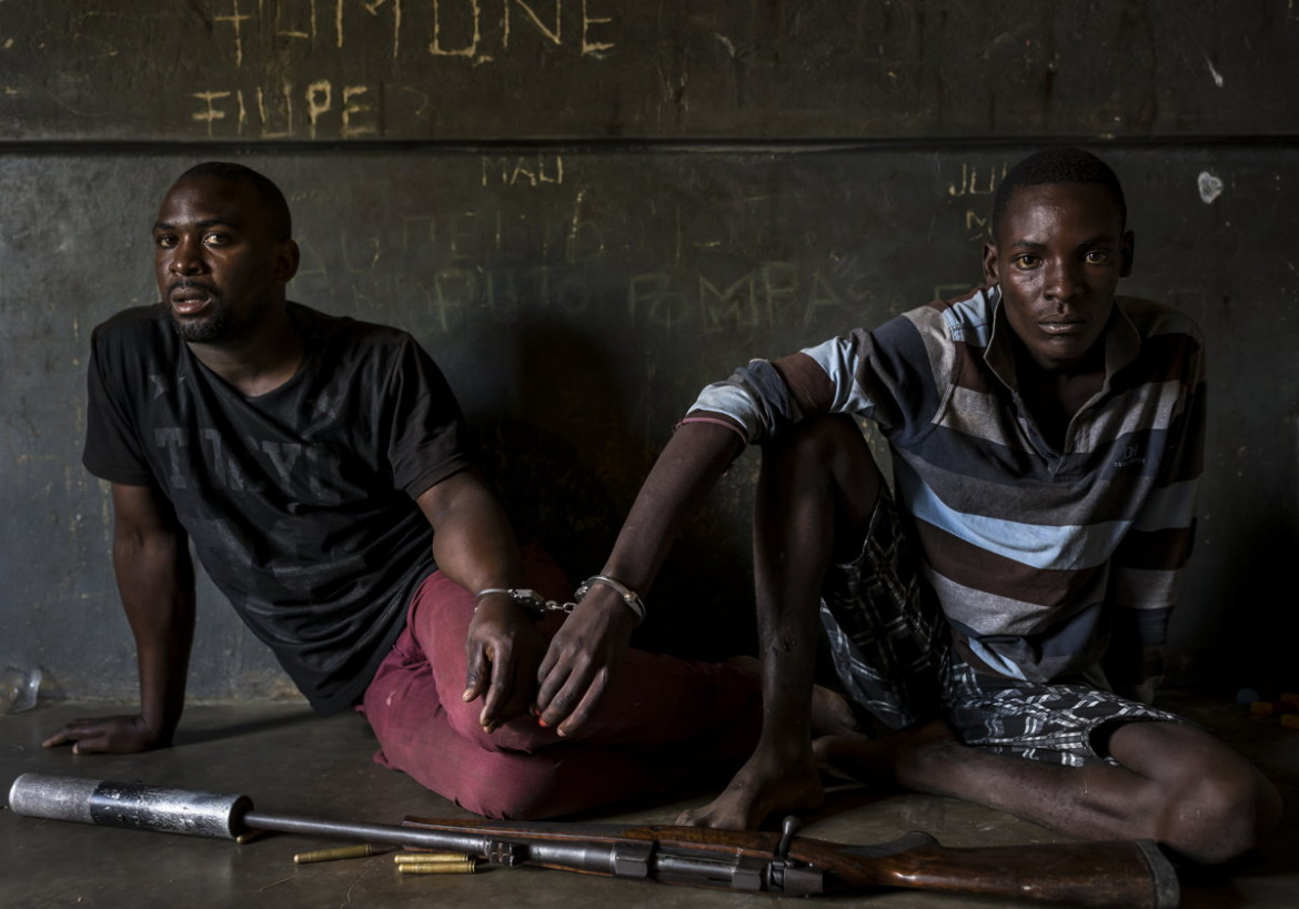 fot. Brent Stirton, "Rhino Wars", 1. miejsce w kategorii Nature / Stories.
W Kruger National Park na granicy Mozambiku i RPA, największym na świecie rezerwacie nosorożców, trwa wojna pomiędzy kłusownikami a działaczami NGO. Szacuje się, że po przekroczeniu granicy z Mozambikiem nosorożce przeżywają około 24 godzin. Za sytuację tę odpowiada medycyna azjatycka, w której róg nosorożca uchodzi za cudowny lek na wszystko i jest warty więcej niż złoto. Rogi nosorożców są proszkowane, a następnie wdychane w celach leczniczych przez zamożnych Chińczyków i Wietnamczyków. Według zachodniej nauki, medykamenty z rogu nosorożca nie mają działania lepszego od placebo. Ochrona rancz, taki jak to należące do milionera Johna Hume'a, skupiające 1500 nosorożców, których rogi na czarnym rynku warte są ponad 50 milionów dolarów, stała się coraz bardziej niebezpiecznym i nacechowanym politycznie zadaniem. Kłusownicy porównują bowiem walkę z nimi do działań Apartheidu.