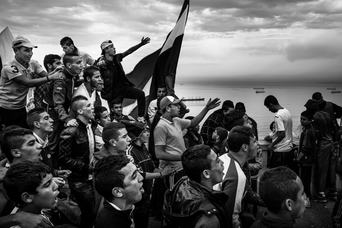 fot. Romain Laurendeau, z projektu "Kho, the Genesis of a Revolt"<br></br><br></br>Według raportu UNESCO 72% Algierczyków poniżej 30. roku życia jest bezrobotnych. Wydarzenia „Czarnego października” z 1988 r., pozostały w pamięci Algierczyków i nadal wzbudzają gniew. Brutalnie reakcja władzy i żniwo ponad 500-set zabitych w ciągu pięciu dni - zapoczątkowały okres zwany „czarną dekadą” przemocy i niepokojów. Po trzydziestu latach skutki tych wydarzeń są nadal obecne. Wysokie bezrobocie prowadzi do frustracji w codziennym życiu, a wielu młodych ludzi czuje się odłączonych od państwa i jego instytucji. W biednych dzielnicach klasy robotniczej, takich jak Bab el-Oued w Algierze, młodzi ludzie szukają schronienia w diki (prywatnych miejscach), które są dla nich „bańkami wolności”, z dala od spojrzenia społeczeństwa i konserwatywnych wartości społecznych. Jednak to kruche poczucie wspólnoty i solidarności często nie wystarcza, aby złych warunkach życia. W lutym 2019 r. tysiące młodych ludzi z dzielnic robotniczych ponownie wyszło na ulice, co stało się ogólnokrajowym wyzwaniem pod rządami długoletniego prezydenta Abdelaziza Boutefliki.
Kho w potocznym języku Afryki oznacza „brat”. Opowiada o genezie buntu. Jest to historia głębokiego niepokoju młodych, którzy znajdują odwagę by rzucić wyzwanie dotychczasowym autorytetom i stają się inspiracją dla reszty populacji. Daje to początek największemu ruchowi protestacyjnemu w Algierii od dziesięcioleci.