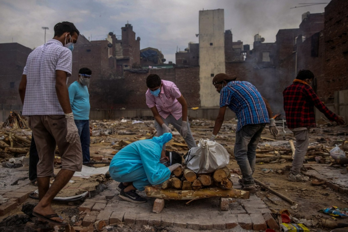 Pranav Mishra (19 lat) klęka przy ciele swojej 45-letniej matki zmarłej na Covid-19, New Delhi w Indiach, 4 maja 2021 r. fot. Danish Siddiqui, Reuters / The Pulitzer Prize 2021 for Feature Photography