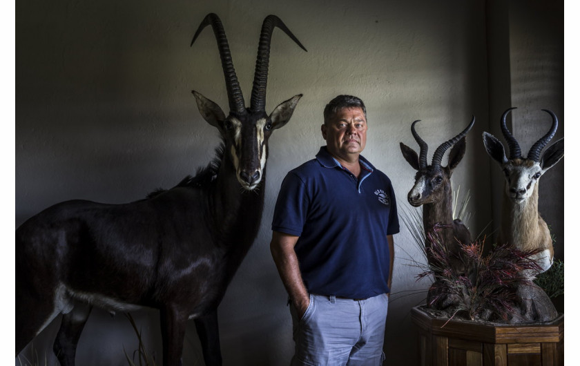 fot. Brent Stirton, Rhino Wars, 1. miejsce w kategorii Nature / Stories.

W Kruger National Park na granicy Mozambiku i RPA, największym na świecie rezerwacie nosorożców, trwa wojna pomiędzy kłusownikami a działaczami NGO. Szacuje się, że po przekroczeniu granicy z Mozambikiem nosorożce przeżywają około 24 godzin. Za sytuację tę odpowiada medycyna azjatycka, w której róg nosorożca uchodzi za cudowny lek na wszystko i jest warty więcej niż złoto. Rogi nosorożców są proszkowane, a następnie wdychane w celach leczniczych przez zamożnych Chińczyków i Wietnamczyków. Według zachodniej nauki, medykamenty z rogu nosorożca nie mają działania lepszego od placebo. Ochrona rancz, taki jak to należące do milionera Johna Hume'a, skupiające 1500 nosorożców, których rogi na czarnym rynku warte są ponad 50 milionów dolarów, stała się coraz bardziej niebezpiecznym i nacechowanym politycznie zadaniem. Kłusownicy porównują bowiem walkę z nimi do działań Apartheidu.