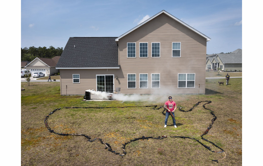 fot. Gabriele Galimberti, Włochy, z cyklu: The ‘Ameriguns’ dla National Geographic, 1 miejsce w kategorii Portret - seria zdjęć / World Press Photo 2021


Według Small Arms Survey - niezależnego globalnego projektu badawczego z siedzibą w Genewie, w Szwajcarii - połowa całej broni palnej posiadanej przez prywatnych obywateli na świecie, do celów niewojskowych, znajduje się w USA. Badania wykazują, że liczba sztuk broni palnej przekracza liczbę ludności kraju: 393 mln sztuk broni na 328 mln ludzi. Posiadanie broni gwarantuje Druga Poprawka do Konstytucji USA, która pochodzi z 1791 roku i od dawna jest kontrowersyjną kwestią w amerykańskim dyskursie prawnym, politycznym i społecznym. Ci, którzy opowiadają się za uchyleniem Drugiej Poprawki lub wprowadzeniem ściślejszej kontroli broni twierdzą, że Druga Poprawka była przeznaczona dla milicji; że silniejsze regulacje zmniejszą przemoc z użyciem broni; oraz że większość Amerykanów, w tym posiadacze broni, popierają nowe ograniczenia. Zwolennicy Drugiej Poprawki twierdzą, że chroni ona prawo jednostki do posiadania broni; że broń jest potrzebna do samoobrony przed zagrożeniami od lokalnych przestępców po obcych najeźdźców; i że posiadanie broni raczej odstrasza od przestępczości niż powoduje jej wzrost. Według niezależnego Archiwum Przemocy z Broni (GVA), USA miało więcej masowych strzelanin niż jakikolwiek inny kraj na świecie, z 633 masowymi strzelaninami w samym 2020 roku.