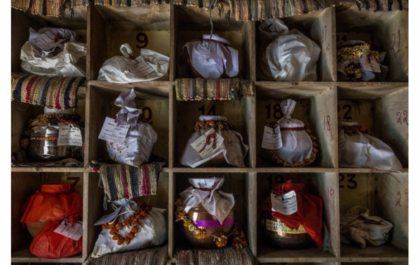 Urny zawierające prochy osób zmarłych na koronawirusa czekają na zanurzenie,  krematorium w New Delhi, Indie, 6 maja 2021 r. fot. Danish Siddiqui / The Pulitzer Prize 2021 for Feature Photography
