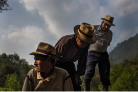 fot. Daniele Volpe, z projektu "Ixil Genocide"<br></br><br></br>W latach 80. XX wieku, mniej więcej w połowie wojny domowej Gwatemali (1960-1996), społeczność Ixil Maya (zamieszkująca tereny w pobliżu Sierra de los Cuchumatanes) stała się celem ludobójstwa. Do 1996 r. Około 7000 mieszkańców regionu zostało brutalnie zabitych. Przemoc była szczególnie ekstremalna w latach 1979–1985, gdy kolejne administracje i wojsko realizowały politykę wypalonej ziemi. ONZ ujawniła później, że od 70% do 90% wiosek Ixil zostało spalonych do gołej ziemi, a około 60% ludności zostało zmuszonych do ucieczki w góry. W 2013 r. Jose Efraín Ríos Montt, który rządził Gwatemalą w latach 1982-83, został osądzony za ludobójstwo i zbrodnie przeciwko ludzkości. Niestety sąd drugiej instancji, ze względu na błędy proceduralne uchylił wyrok. Pomimo porażki wymiaru sprawiedliwości, proces jest postrzegany jako kamień milowy w procesach rozliczania zbrodniarzy wojennych i próbę pokazania okrucieństw, które miały miejsce podczas wojny domowej. Dziś wielu ocalałych wciąż szuka szczątków swoich zmarłych krewnych. Ekshumacje odgrywają ważną rolę w gromadzeniu dowodów masakr dokonanych na cywilach. Autor zdjęć mieszka w Gwatemali od 13 lat i pracował jako wolontariusz w projekcie Recuperation of Historical Memory. Uważa ten projekt fotograficzny za swój wkład w umocnienie pamięci historycznej kraju, jako narzędzie pamięci.