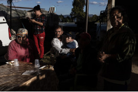 fot. Christopher Rogel Blanquet, nominacja z regionu Ameryki Północnej i Środkowej / World Press Photo 2023<br></br><br></br>UE, Chiny, USA i inne kraje, które zakazały stosowania niektórych środków chemicznych ze względu na zagrożenia dla zdrowia i środowiska, nadal czasami legalnie sprzedają te substancje do krajów, w których siła robocza jest tania, a następnie importują produkty uprawiane za granicą. Chociaż rząd meksykański zaczął podejmować kroki przeciwko takim podwójnym standardom, niektóre toksyczne pestycydy pozostają na rynku, a wytyczne dotyczące ich stosowania nie zawsze są egzekwowane. Fotograf starał się udokumentować rodziny uprawiające kwiaty w Villa Guerrero, aby podnieść świadomość wpływu środków chemicznych na środowisko i ludzi w meksykańskim pasie kwiatowym oraz ukazać zaniedbania władz w zakresie opieki zdrowotnej w regionie, a także zwrócić uwagę na odpowiedzialność konsumentów przy zakupie kwiatów.