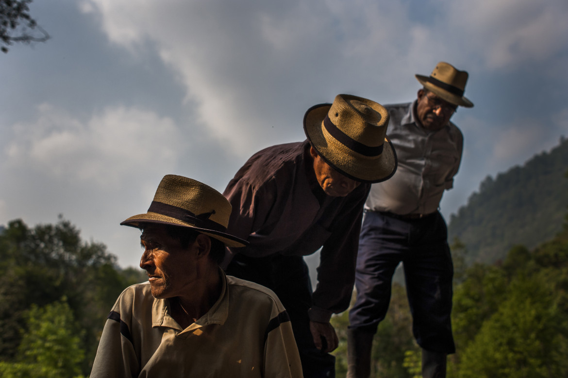 fot. Daniele Volpe, z projektu "Ixil Genocide"<br></br><br></br>W latach 80. XX wieku, mniej więcej w połowie wojny domowej Gwatemali (1960-1996), społeczność Ixil Maya (zamieszkująca tereny w pobliżu Sierra de los Cuchumatanes) stała się celem ludobójstwa. Do 1996 r. Około 7000 mieszkańców regionu zostało brutalnie zabitych. Przemoc była szczególnie ekstremalna w latach 1979–1985, gdy kolejne administracje i wojsko realizowały politykę wypalonej ziemi. ONZ ujawniła później, że od 70% do 90% wiosek Ixil zostało spalonych do gołej ziemi, a około 60% ludności zostało zmuszonych do ucieczki w góry. W 2013 r. Jose Efraín Ríos Montt, który rządził Gwatemalą w latach 1982-83, został osądzony za ludobójstwo i zbrodnie przeciwko ludzkości. Niestety sąd drugiej instancji, ze względu na błędy proceduralne uchylił wyrok. Pomimo porażki wymiaru sprawiedliwości, proces jest postrzegany jako kamień milowy w procesach rozliczania zbrodniarzy wojennych i próbę pokazania okrucieństw, które miały miejsce podczas wojny domowej. Dziś wielu ocalałych wciąż szuka szczątków swoich zmarłych krewnych. Ekshumacje odgrywają ważną rolę w gromadzeniu dowodów masakr dokonanych na cywilach. Autor zdjęć mieszka w Gwatemali od 13 lat i pracował jako wolontariusz w projekcie Recuperation of Historical Memory. Uważa ten projekt fotograficzny za swój wkład w umocnienie pamięci historycznej kraju, jako narzędzie pamięci.