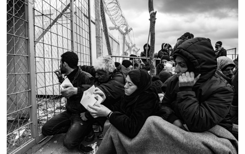 fot. Szymon Barylski

1. miejsce w kategorii Wydarzenia (cykle). Obóz uchodźców w Idomeni na granicy grecko-macedońskiej, do którego przebywają tysiące imigrantów. Można tam spotkać ludzi z różnych warstw społecznych. Wszyscy znaleźli się tutaj uciekając przed wojną, śmiercią i głodem. Idomeni (Grecja), 5-8 marca 2016 r.