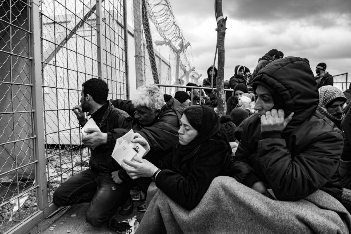 fot. Szymon Barylski

1. miejsce w kategorii Wydarzenia (cykle). Obóz uchodźców w Idomeni na granicy grecko-macedońskiej, do którego przebywają tysiące imigrantów. Można tam spotkać ludzi z różnych warstw społecznych. Wszyscy znaleźli się tutaj uciekając przed wojną, śmiercią i głodem. Idomeni (Grecja), 5-8 marca 2016 r.