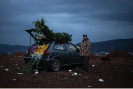 fot. Christopher Rogel Blanquet, nominacja z regionu Ameryki Północnej i Środkowej / World Press Photo 2023<br></br><br></br>UE, Chiny, USA i inne kraje, które zakazały stosowania niektórych środków chemicznych ze względu na zagrożenia dla zdrowia i środowiska, nadal czasami legalnie sprzedają te substancje do krajów, w których siła robocza jest tania, a następnie importują produkty uprawiane za granicą. Chociaż rząd meksykański zaczął podejmować kroki przeciwko takim podwójnym standardom, niektóre toksyczne pestycydy pozostają na rynku, a wytyczne dotyczące ich stosowania nie zawsze są egzekwowane. Fotograf starał się udokumentować rodziny uprawiające kwiaty w Villa Guerrero, aby podnieść świadomość wpływu środków chemicznych na środowisko i ludzi w meksykańskim pasie kwiatowym oraz ukazać zaniedbania władz w zakresie opieki zdrowotnej w regionie, a także zwrócić uwagę na odpowiedzialność konsumentów przy zakupie kwiatów.