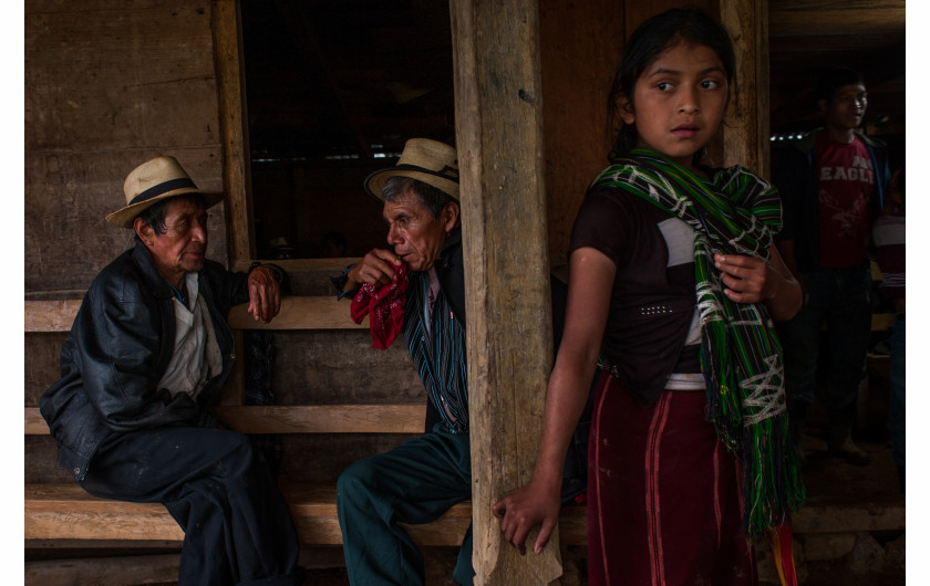 fot. Daniele Volpe, z projektu Ixil GenocideW latach 80. XX wieku, mniej więcej w połowie wojny domowej Gwatemali (1960-1996), społeczność Ixil Maya (zamieszkująca tereny w pobliżu Sierra de los Cuchumatanes) stała się celem ludobójstwa. Do 1996 r. Około 7000 mieszkańców regionu zostało brutalnie zabitych. Przemoc była szczególnie ekstremalna w latach 1979–1985, gdy kolejne administracje i wojsko realizowały politykę wypalonej ziemi. ONZ ujawniła później, że od 70% do 90% wiosek Ixil zostało spalonych do gołej ziemi, a około 60% ludności zostało zmuszonych do ucieczki w góry. W 2013 r. Jose Efraín Ríos Montt, który rządził Gwatemalą w latach 1982-83, został osądzony za ludobójstwo i zbrodnie przeciwko ludzkości. Niestety sąd drugiej instancji, ze względu na błędy proceduralne uchylił wyrok. Pomimo porażki wymiaru sprawiedliwości, proces jest postrzegany jako kamień milowy w procesach rozliczania zbrodniarzy wojennych i próbę pokazania okrucieństw, które miały miejsce podczas wojny domowej. Dziś wielu ocalałych wciąż szuka szczątków swoich zmarłych krewnych. Ekshumacje odgrywają ważną rolę w gromadzeniu dowodów masakr dokonanych na cywilach. Autor zdjęć mieszka w Gwatemali od 13 lat i pracował jako wolontariusz w projekcie Recuperation of Historical Memory. Uważa ten projekt fotograficzny za swój wkład w umocnienie pamięci historycznej kraju, jako narzędzie pamięci.