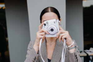 Który aparat natychmiastowy wybrać dla retro wspomnień? Ranking dostępnych modeli