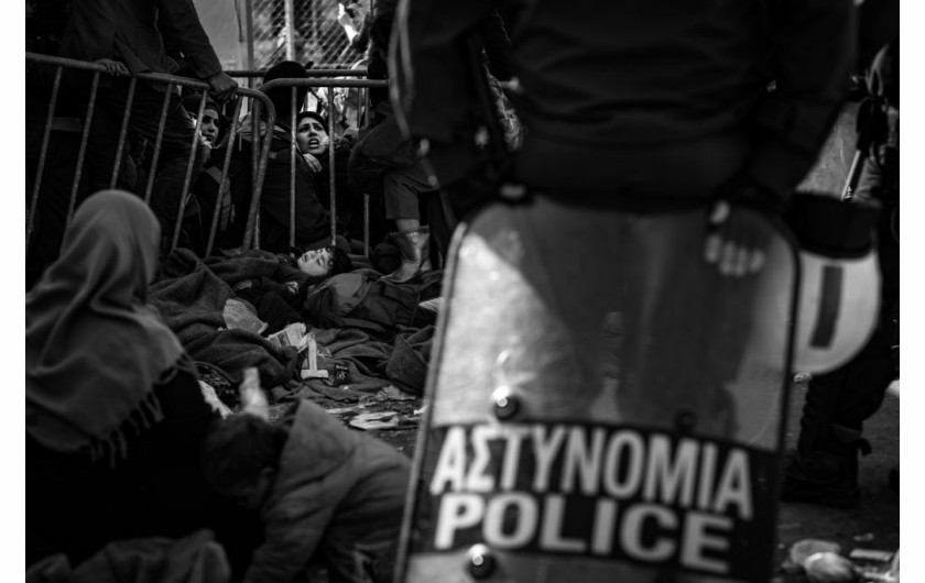 fot. Szymon Barylski

1. miejsce w kategorii Wydarzenia (cykle). Obóz uchodźców w Idomeni na granicy grecko-macedońskiej, do którego przebywają tysiące imigrantów. Można tam spotkać ludzi z różnych warstw społecznych. Wszyscy znaleźli się tutaj uciekając przed wojną, śmiercią i głodem. Idomeni (Grecja), 5-8 marca 2016 r.