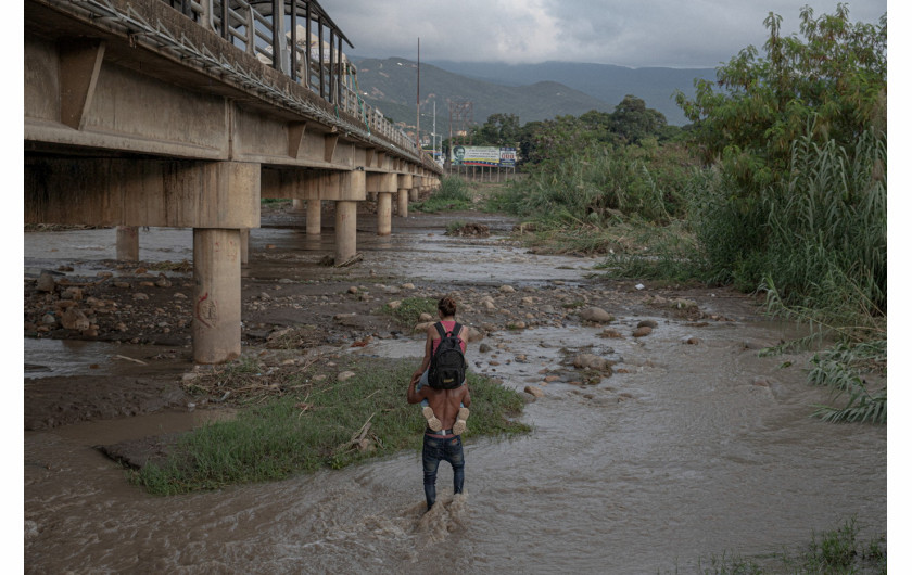 fot. Fabiola Ferrero, nominacja z regionu Ameryki Południowej / World Press Photo 2023Siedem milionów Wenezuelczyków opuściło swój kraj, by zamieszkać za granicą, z powodu załamania gospodarczego, niepokojów politycznych, wysokiego bezrobocia i skrajnych nierówności społecznych. Na przełomie tysiącleci bogata w ropę naftową Wenezuela była zamożna, ale jej losy podupadły po spadku cen ropy, późniejszym złym zarządzaniu gospodarką i niestabilności politycznej. Wyjeżdżają w szczególności młodzi ludzie. Fotografka była jedną z nich, ale wraca, by szukać śladów Wenezueli z jej pamięci. Jej projekt łączy obrazy migracji i dawnej przemocy politycznej z obrazami dzisiejszej Wenezueli, jej rozpadu i odporności ludzi w niej żyjących.