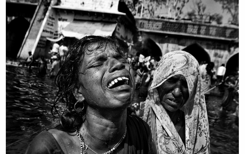 fot. Debiprasad Mukherjee, z cyklu God Never Talks. But the Devil Keeps Advertising, 3. miejsce w kategorii Photojournalism / Series