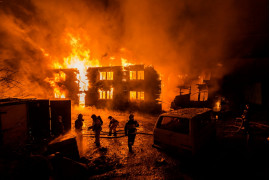 fot. Vitaly Novikov, "Fire and Water", wyróżnienie w kat. Documentary & Photojournalism / Siena International Photo Awards 2020<br></br><br></br>Strażacy zabezpieczają cylindry z gazem podczas pożaru domu w Murmańsku.
