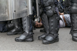 fot. Fabiola Ferrero, nominacja z regionu Ameryki Południowej / World Press Photo 2023<br></br><br></br>Siedem milionów Wenezuelczyków opuściło swój kraj, by zamieszkać za granicą, z powodu załamania gospodarczego, niepokojów politycznych, wysokiego bezrobocia i skrajnych nierówności społecznych. Na przełomie tysiącleci bogata w ropę naftową Wenezuela była zamożna, ale jej losy podupadły po spadku cen ropy, późniejszym złym zarządzaniu gospodarką i niestabilności politycznej. Wyjeżdżają w szczególności młodzi ludzie. Fotografka była jedną z nich, ale wraca, by szukać śladów Wenezueli z jej pamięci. Jej projekt łączy obrazy migracji i dawnej przemocy politycznej z obrazami dzisiejszej Wenezueli, jej rozpadu i odporności ludzi w niej żyjących.