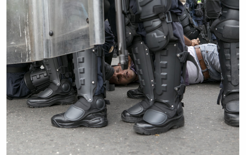 fot. Fabiola Ferrero, nominacja z regionu Ameryki Południowej / World Press Photo 2023Siedem milionów Wenezuelczyków opuściło swój kraj, by zamieszkać za granicą, z powodu załamania gospodarczego, niepokojów politycznych, wysokiego bezrobocia i skrajnych nierówności społecznych. Na przełomie tysiącleci bogata w ropę naftową Wenezuela była zamożna, ale jej losy podupadły po spadku cen ropy, późniejszym złym zarządzaniu gospodarką i niestabilności politycznej. Wyjeżdżają w szczególności młodzi ludzie. Fotografka była jedną z nich, ale wraca, by szukać śladów Wenezueli z jej pamięci. Jej projekt łączy obrazy migracji i dawnej przemocy politycznej z obrazami dzisiejszej Wenezueli, jej rozpadu i odporności ludzi w niej żyjących.