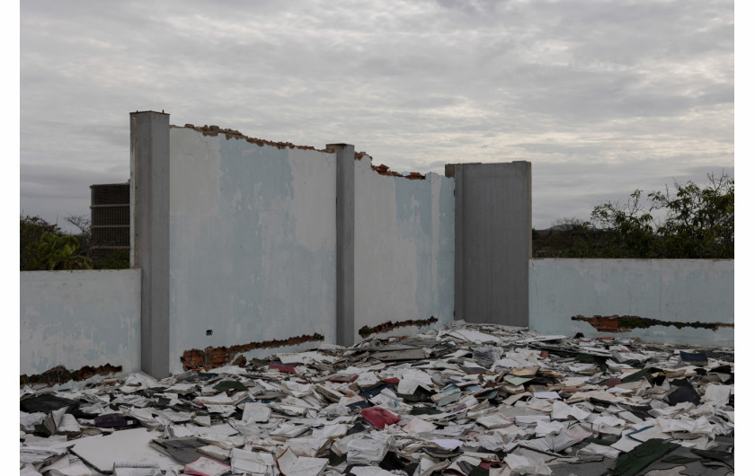 fot. Fabiola Ferrero, nominacja z regionu Ameryki Południowej / World Press Photo 2023Siedem milionów Wenezuelczyków opuściło swój kraj, by zamieszkać za granicą, z powodu załamania gospodarczego, niepokojów politycznych, wysokiego bezrobocia i skrajnych nierówności społecznych. Na przełomie tysiącleci bogata w ropę naftową Wenezuela była zamożna, ale jej losy podupadły po spadku cen ropy, późniejszym złym zarządzaniu gospodarką i niestabilności politycznej. Wyjeżdżają w szczególności młodzi ludzie. Fotografka była jedną z nich, ale wraca, by szukać śladów Wenezueli z jej pamięci. Jej projekt łączy obrazy migracji i dawnej przemocy politycznej z obrazami dzisiejszej Wenezueli, jej rozpadu i odporności ludzi w niej żyjących.