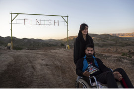 fot. Fereshteh Eslahi, Iran, Podium Photos, z cyklu: "Thoughts of Flight", nominacja w kategorii "Sport - seria zdjęć" / World Press Photo 2021<br></br><br></br>

Saeed Ramin jest zawodowym traceurem (uprawiającym parkour) mieszkającym w Gachsaran w Iranie. Siedem lat temu Saeed upadł podczas zawodów w parkourze, uszkadzając rdzeń kręgowy w szyi. Celem parkour jest przedostanie się z jednego punktu do drugiego w złożonym - zazwyczaj miejskim - otoczeniu, bez pomocy sprzętu pomocniczego, w jak najszybszy i najbardziej efektywny sposób: biegając, huśtając, wspinając się i wykonując wiele innych ruchów, czasem w niebezpiecznych sytuacjach, takich jak przechodzenie między wysokimi dachami. Dyscyplina ta została spopularyzowana w późnych latach 90. i 2000 poprzez filmy, gry wideo, filmy dokumentalne i reklamy, a stała się popularna w Iranie po tym, jak dwóch irańskich traceurów pojawiło się w filmie dokumentalnym Jump London. Uraz Saeeda po upadku był tak poważny, że mógł on tylko mrugać, a lekarze powiedzieli, że nie będzie w stanie nawet usiąść na wózku inwalidzkim. Saeed nie mógł sobie pozwolić na dłuższe leczenie szpitalne, ale z pomocą rodziny zaimprowizował sprzęt rehabilitacyjny na swoim podwórku i wbrew przewidywaniom lekarzy udało mu się odzyskać sprawność rąk. Saeed odzyskał więcej swoich zdolności, a teraz jest w stanie poradzić sobie z wózkiem inwalidzkim. Nadal lubi robić rzeczy, których inni ludzie się boją.
