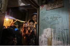 fot. Kimberly de la Cruz, nominacja z regionu Azji Południowo-wschodniej i Oceanii / World Press Photo 2023<br></br><br></br>Wkrótce po objęciu urzędu w czerwcu 2016 roku prezydent Filipin Rodrigo Duterte rozpoczął "wojnę z narkotykami", wielokrotnie nakazując ataki na podejrzanych. Nastąpiła fala pozasądowych zabójstw, dokonywanych nie tylko przez policję, ale także przez zamaskowanych mścicieli i cywilów. Amnesty International donosi, że egzekucje są najczęściej wymierzone w społeczności o niskich dochodach. Filipińska Policja Narodowa przyznaje się do ponad 6 000 takich zgonów, lokalne organizacje praw człowieka szacują jednak liczbę 30 000. Fotografka dokumentuje wojnę z narkotykami od samego początku, a jury pochwaliło jej umiejętność uchwycenia ciągłego wpływu na rodziny, które są w nią zaangażowane.