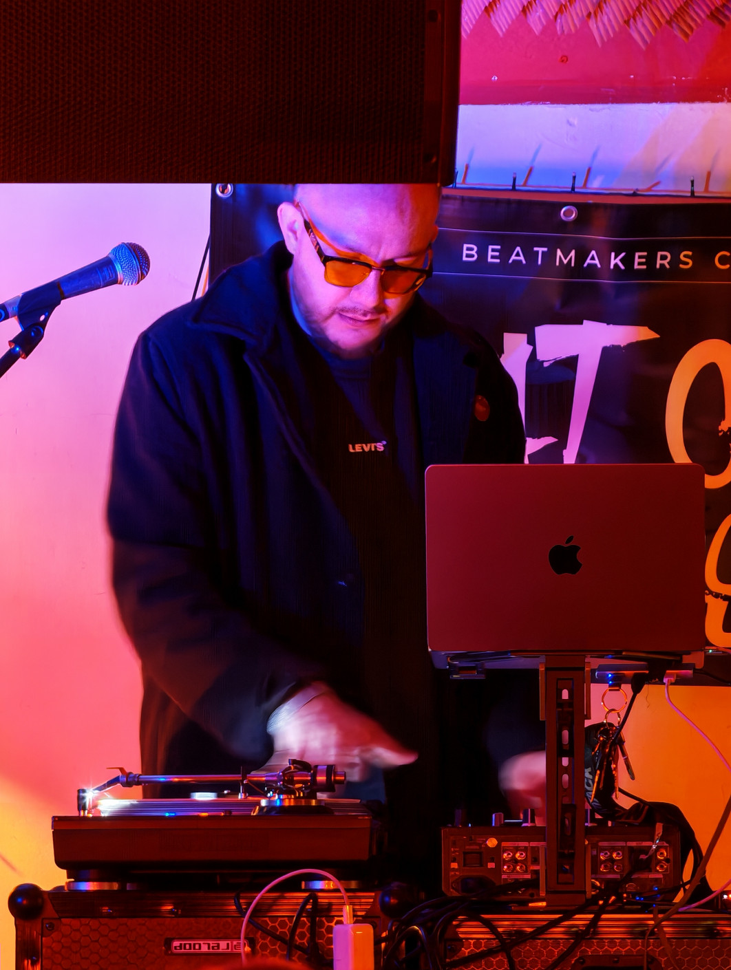 1/10 s, f/2.6, ISO 5000, Moduł tele