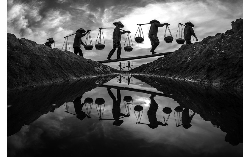 fot. Hoa Tran Trung, Sunset, 1. nagroda w kategorii People / Monovisions Photography Awards 2019