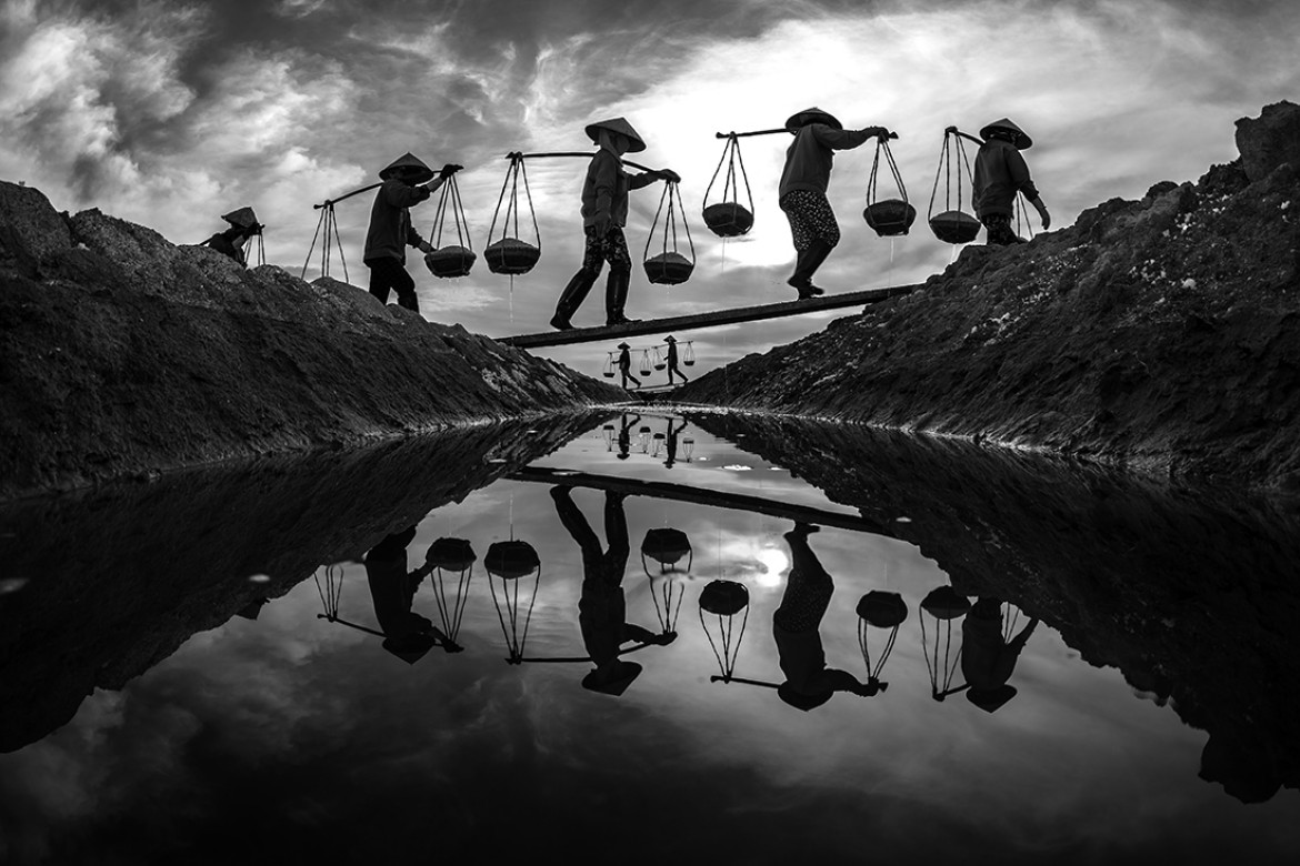 fot. Hoa Tran Trung, "Sunset", 1. nagroda w kategorii People / Monovisions Photography Awards 2019