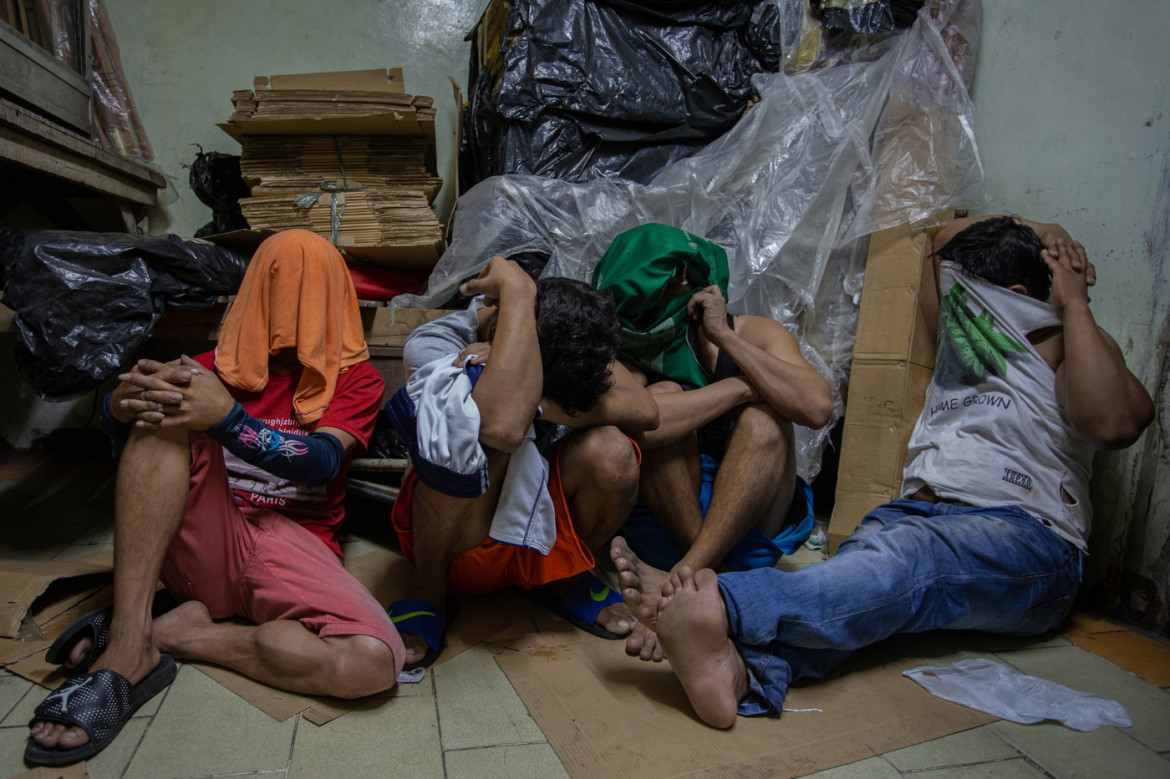 fot. Kimberly de la Cruz, nominacja z regionu Azji Południowo-wschodniej i Oceanii / World Press Photo 2023<br></br><br></br>Wkrótce po objęciu urzędu w czerwcu 2016 roku prezydent Filipin Rodrigo Duterte rozpoczął "wojnę z narkotykami", wielokrotnie nakazując ataki na podejrzanych. Nastąpiła fala pozasądowych zabójstw, dokonywanych nie tylko przez policję, ale także przez zamaskowanych mścicieli i cywilów. Amnesty International donosi, że egzekucje są najczęściej wymierzone w społeczności o niskich dochodach. Filipińska Policja Narodowa przyznaje się do ponad 6 000 takich zgonów, lokalne organizacje praw człowieka szacują jednak liczbę 30 000. Fotografka dokumentuje wojnę z narkotykami od samego początku, a jury pochwaliło jej umiejętność uchwycenia ciągłego wpływu na rodziny, które są w nią zaangażowane.