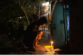 fot. Kimberly de la Cruz, nominacja z regionu Azji Południowo-wschodniej i Oceanii / World Press Photo 2023<br></br><br></br>Wkrótce po objęciu urzędu w czerwcu 2016 roku prezydent Filipin Rodrigo Duterte rozpoczął "wojnę z narkotykami", wielokrotnie nakazując ataki na podejrzanych. Nastąpiła fala pozasądowych zabójstw, dokonywanych nie tylko przez policję, ale także przez zamaskowanych mścicieli i cywilów. Amnesty International donosi, że egzekucje są najczęściej wymierzone w społeczności o niskich dochodach. Filipińska Policja Narodowa przyznaje się do ponad 6 000 takich zgonów, lokalne organizacje praw człowieka szacują jednak liczbę 30 000. Fotografka dokumentuje wojnę z narkotykami od samego początku, a jury pochwaliło jej umiejętność uchwycenia ciągłego wpływu na rodziny, które są w nią zaangażowane.