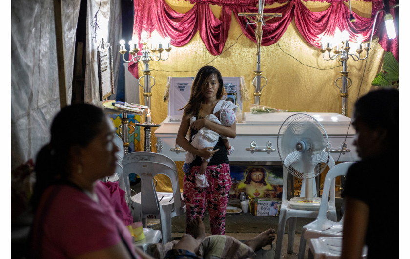 fot. Kimberly de la Cruz, nominacja z regionu Azji Południowo-wschodniej i Oceanii / World Press Photo 2023Wkrótce po objęciu urzędu w czerwcu 2016 roku prezydent Filipin Rodrigo Duterte rozpoczął wojnę z narkotykami, wielokrotnie nakazując ataki na podejrzanych. Nastąpiła fala pozasądowych zabójstw, dokonywanych nie tylko przez policję, ale także przez zamaskowanych mścicieli i cywilów. Amnesty International donosi, że egzekucje są najczęściej wymierzone w społeczności o niskich dochodach. Filipińska Policja Narodowa przyznaje się do ponad 6 000 takich zgonów, lokalne organizacje praw człowieka szacują jednak liczbę 30 000. Fotografka dokumentuje wojnę z narkotykami od samego początku, a jury pochwaliło jej umiejętność uchwycenia ciągłego wpływu na rodziny, które są w nią zaangażowane.