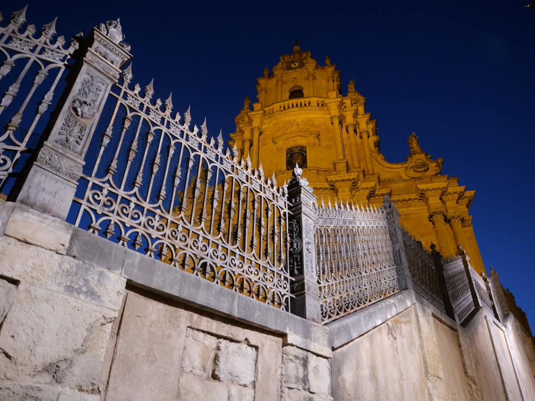 1/125 s, f/2.8, ISO 2500, 12 mm