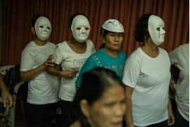 fot. Kimberly de la Cruz, nominacja z regionu Azji Południowo-wschodniej i Oceanii / World Press Photo 2023<br></br><br></br>Wkrótce po objęciu urzędu w czerwcu 2016 roku prezydent Filipin Rodrigo Duterte rozpoczął "wojnę z narkotykami", wielokrotnie nakazując ataki na podejrzanych. Nastąpiła fala pozasądowych zabójstw, dokonywanych nie tylko przez policję, ale także przez zamaskowanych mścicieli i cywilów. Amnesty International donosi, że egzekucje są najczęściej wymierzone w społeczności o niskich dochodach. Filipińska Policja Narodowa przyznaje się do ponad 6 000 takich zgonów, lokalne organizacje praw człowieka szacują jednak liczbę 30 000. Fotografka dokumentuje wojnę z narkotykami od samego początku, a jury pochwaliło jej umiejętność uchwycenia ciągłego wpływu na rodziny, które są w nią zaangażowane.