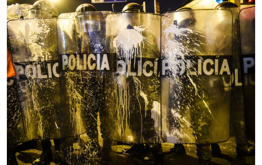 
fot. 
Ernesto Benavides, Peru, Agence France-Presse, z cyklu: Presidential Vacancy, nominacja w kategorii Spot news - seria zdjęć / World Press Photo 2021

W połowie listopada w Peru doszło do największej od 20 lat destabilizacji politycznej - w ciągu nieco ponad tygodnia władzę przejęło trzech prezydentów, co wywołało masowe protesty w całym kraju. 9 listopada peruwiański Kongres Narodowy odwołał prezydenta Martina Vizcarrę, potępiając jego postępowanie w związku z kryzysem COVID-19 i zarzucając mu branie łapówek podczas pełnienia funkcji gubernatora regionu, czemu zaprzeczył. Podczas swojego urzędowania Vizcarra spotkał się z sprzeciwem ze strony Kongresu, ale zyskał dużą popularność, zwłaszcza wśród peruwiańskiej młodzieży, jako antykorupcyjny bojownik. Tłumy zaczęły gromadzić się na Plaza San Martín w Limie w proteście przeciwko posunięciom Kongresu, co zapoczątkowało demonstracje w innych częściach kraju. Przewodniczący Kongresu Manuel Merino został mianowany tymczasowym prezydentem 10 listopada, co wywołało oskarżenia o parlamentarny zamach stanu. Protesty nasiliły się, a 12 listopada w całym Peru odbył się Marsz Narodowy, w którym domagano się jego ustąpienia. 14 listopada tysiące ludzi ponownie wyszło na ulice w drugim Marszu Narodowym, w którym wielu ubranych było na czarno. W Limie w gwałtownych starciach z policją zginęły dwie osoby, a ponad 100 zostało rannych. Manuel Merino podał się do dymisji 15 listopada, co zapoczątkowało uroczystości na ulicach. Nowy prezydent, Francisco Sagasti, został zainaugurowany dwa dni później.

